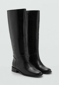 Bottes en cuir noir à hauteur de genoux avec une texture lisse, des bouts ronds et des talons bas carrés ; design épuré sans embellissements supplémentaires.