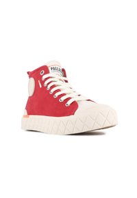 Sneaker alte realizzate in tela rossa con lacci bianchi, suola testurizzata color crema e un accento in gomma con il logo sul lato.