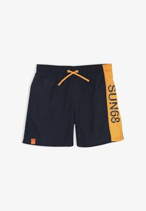Costumi da bagno blu navy con una banda laterale arancione, presenta la scritta "SUN68" in stampatello, vita elastica e cordino. Il materiale sembra leggero.