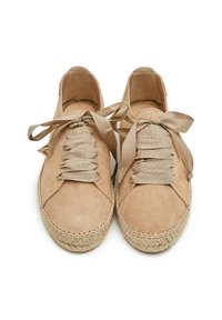 Zapatillas de ante beige con textura suave, punta redonda y suela plana de yute trenzado. Presentan cordones de cinta de satén y un detalle de costura sencillo.