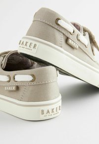 Baker by Ted Baker REGULAR FIT - Brodarice - stone