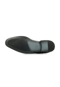Scarpa in pelle nera con finitura liscia, forma affusolata, suola testurizzata e un accento sul tacco opaco in contrasto.