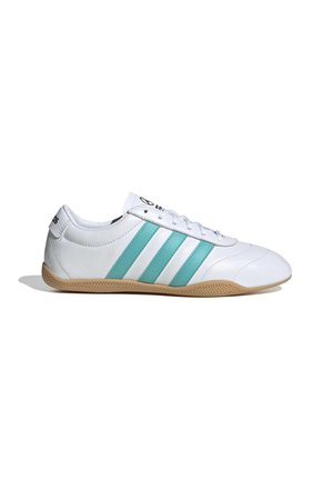 Witte sneaker met turquoise drie strepen, gumzool en veters, zijaanzicht op een witte achtergrond.