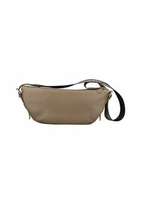 Taupe strukturiertes Leder-Crossbody-Bag mit breitem schwarzen Riemen, der beigen Text und silbernen Reißverschlussverschluss aufweist.