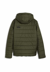 Olivenfarvet pufferjakke med hætte, quiltet tekstur og et sort logo på den øverste del af ryggen. Blødt materiale og tætsiddende form.