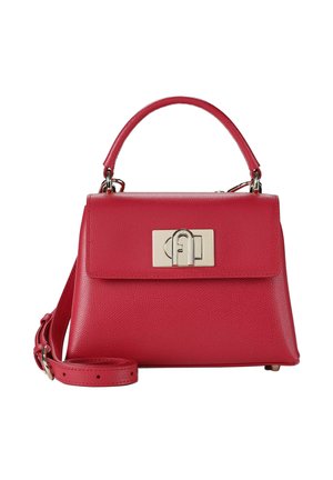 Borsa a mano in pelle rossa con manico superiore, tracolla regolabile e chiusura rettangolare argentata sulla patta frontale.