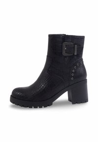 Bottines noires avec texture crocodile, bout rond, talon carré, accent de boucle sur le côté et rivets décoratifs près du talon.