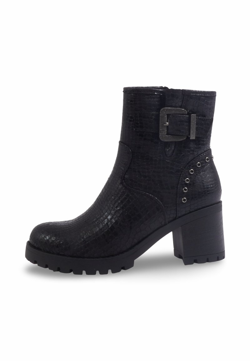 Bottines noires avec texture crocodile, bout rond, talon carré, accent de boucle sur le côté et rivets décoratifs près du talon.