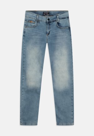 Jean en denim bleu clair avec une légère décoloration sur l'avant des cuisses, poches avant, passants de ceinture et une fermeture à bouton à la taille.