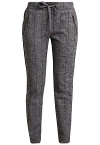 Szare dresowe spodnie w paski z ściągaczem w pasie, bocznymi kieszeniami na zamek i kontrastującymi pionowymi paskami w jaśniejszym odcieniu. Miękka tekstura, dopasowany krój.