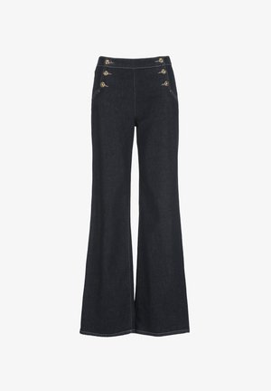 Plata stila tumši džinsa bikses ar augstu vidukli, priekšpusē ar zelta toņa pogām. Klasisks piecu kabatu dizains un kontrastējošas šujumi.