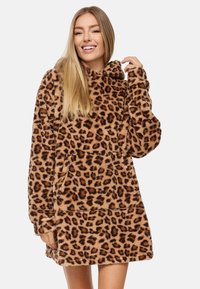 Luipaardprint fuzzy hoodie jurk met lange mouwen, met een grote capuchon en een voorzak, in tinten bruin en zwart. Zachte textuur.