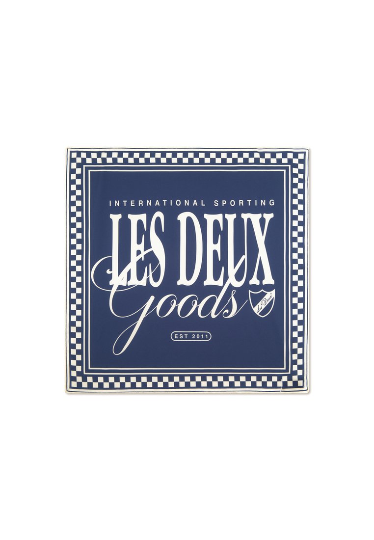 Etichetă rectangulară marină cu text alb "LES DEUX Goods" și "INTERNATIONAL SPORTING" deasupra, având un contur în carouri. Înființată în 2011.