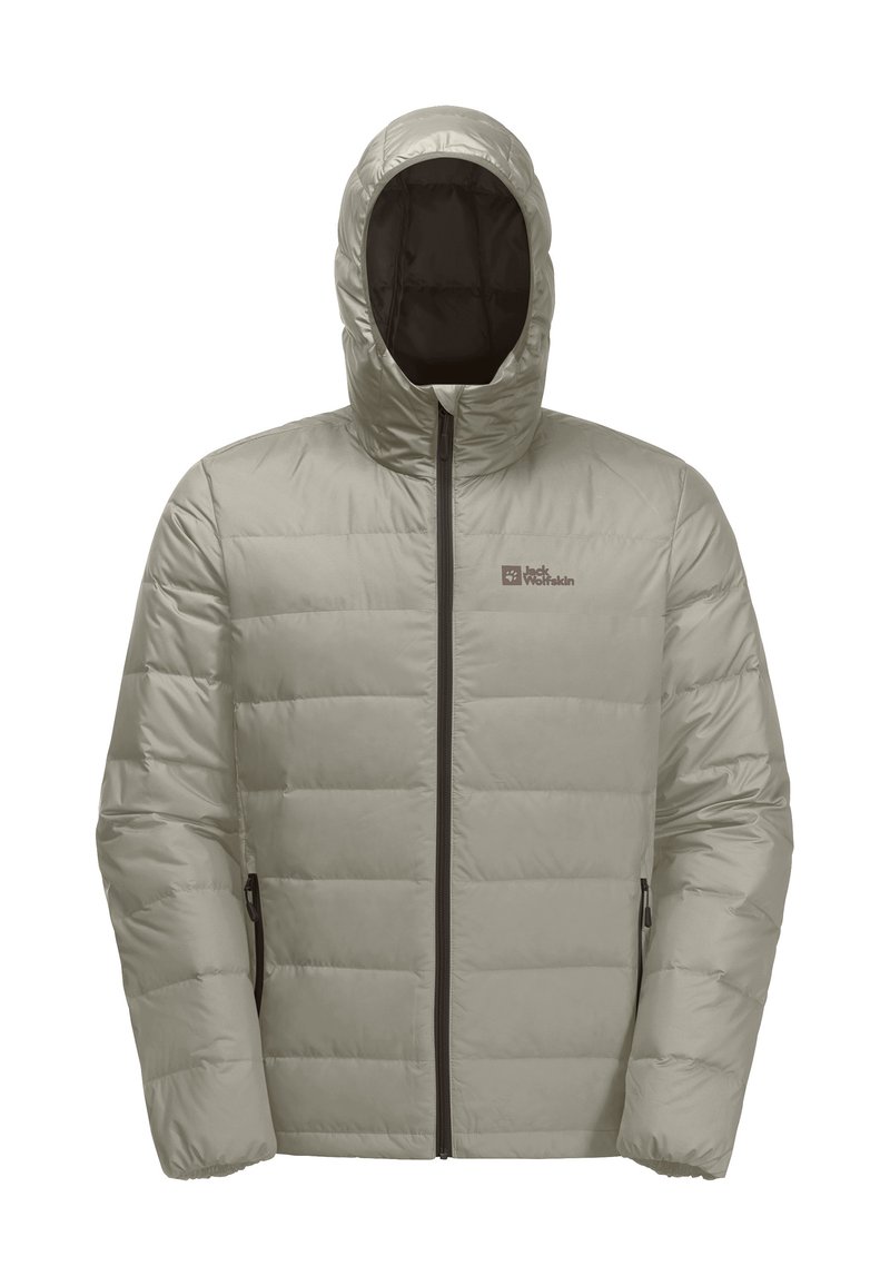 Hellgraue Pufferjacke mit Kapuze, gestepptem Design, Reißverschluss vorne und zwei Seitentaschen. Mit einem dunklen Logo im Brustbereich.