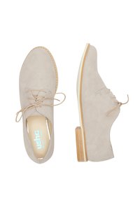 Beige suède oxford schoenen met vetersluiting en textuur, met een lichtgekleurde zool en een houten accent op de hak.