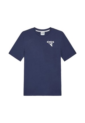 T-shirt a maniche corte blu navy con logo bianco Diadora sul petto in alto a sinistra e scollatura rotonda.