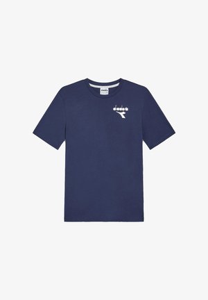 T-shirt a maniche corte blu navy con logo bianco Diadora sul petto in alto a sinistra e scollatura rotonda.