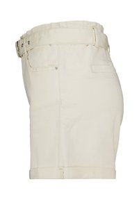 Knielange witte denim shorts met een opgerolde zoom, riemlussen en twee voorzakken. Gekenmerkt door een gestructureerde stof en zilveren metalen accenten.