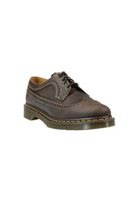 Scarpa in pelle marrone con lacci e dettagli brogue, cuciture gialle e suola in gomma testurizzata. Design classico con punta arrotondata.