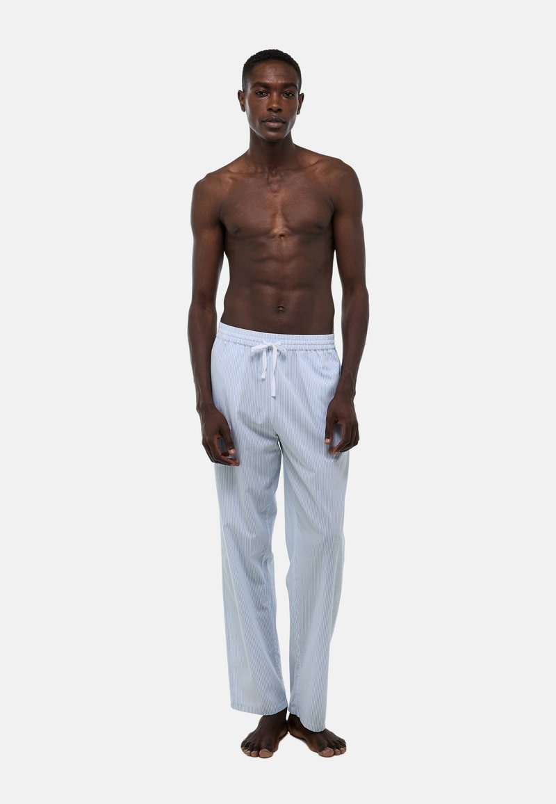 Pantalons de pyjama en coton, bleu clair avec de fines rayures blanches, taille à cordon, coupe décontractée, longueur complète, texture lisse, design sobre.