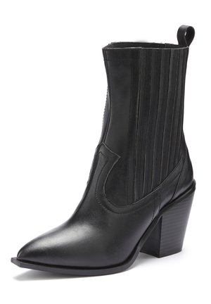 Stivale in pelle nera alla caviglia con punta affusolata, design elegante, pannelli verticali e tacco spesso. Dettagli texturizzati aggiungono interesse visivo.