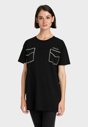 T-shirt nera oversize in cotone, con due tasche finte decorate con strass e un semplice scollo tondo.