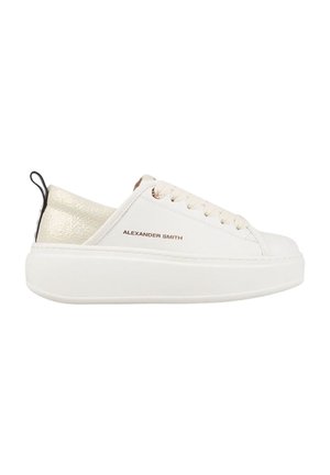 Sneaker bianco in pelle con un accento metallico testurizzato sul tallone e lacci beige. Presenta una suola bianca spessa e un branding minimale.