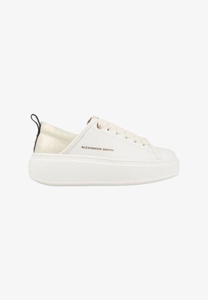 Sneaker bianco in pelle con un accento metallico testurizzato sul tallone e lacci beige. Presenta una suola bianca spessa e un branding minimale.