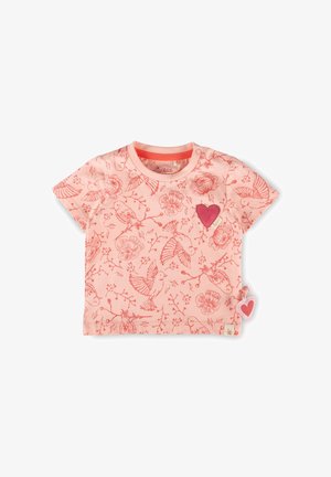 Hellrosa Baby-Shirt mit roten Vogel- und Blumenmotiven, einem roten Herz-Aufnäher auf der Brust und einem kleinen rosa Herz-Etikett an der Seite.