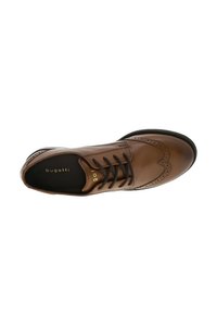 Chaussure Oxford pour homme en cuir marron avec des lacets noirs, détails en brogue et marquage "bugatti" sur la semelle intérieure, vue de dessus.
