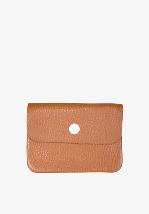 Hellbraune Leder-Kartenhülle mit strukturierter Oberfläche, abgerundeten Ecken und einem zentralen Lochakzent. Sie verfügt über einen Klappverschluss für sicheren Stauraum.