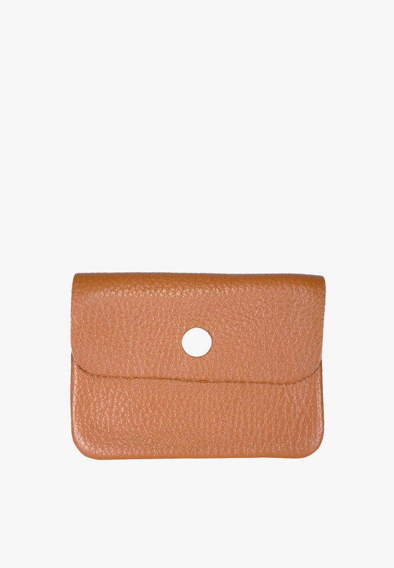 Hellbraune Leder-Kartenhülle mit strukturierter Oberfläche, abgerundeten Ecken und einem zentralen Lochakzent. Sie verfügt über einen Klappverschluss für sicheren Stauraum.