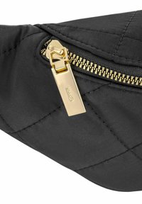 Czarna, pikowana torba z tkaniny z złotym zamkiem błyskawicznym i prostokątnym uchwytem zamka. Charakteryzuje się prostymi liniami i miękką teksturą.