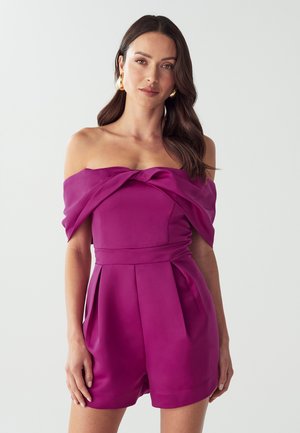 Fuchsia schulterfreier Jumpsuit mit verdrehtem Ausschnitt, gefalteten Shorts und tailliertem Schnitt. Glattes, leichtes Material mit einem polierten Finish.