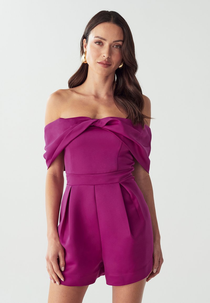 Fuchsia off-the-shoulder playsuit met een gedraaid decolleté, geplooide shorts en een aansluitende taille. Glad, lichtgewicht materiaal met een gepolijste afwerking.