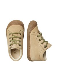 Béžové semišové dětské boty se zelenými tkaničkami, gumovou podrážkou, kulatou špičkou a vyztuženou špičkou. Obsahují hladkou vnitřní podšívku.