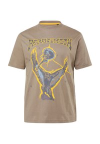 Camiseta de algodón marrón con un gráfico azul y amarillo de una calavera con alas y la palabra "AEROSMITH" en letras estilizadas.