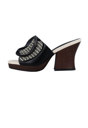 DE TACON - Zuecos - black