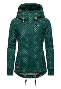 Chaqueta verde con capucha y lunares blancos. Cuenta con cordones, bolsillos laterales y un acabado texturizado. Ajustable en el dobladillo y en los puños.