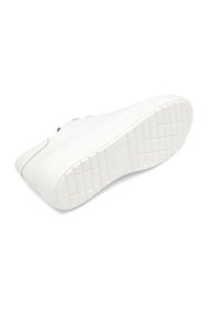 Sneaker blanche avec une tige texturée, semelle en caoutchouc plate et accents grisés subtils. Bout arrondi et design de semelle à motif.
