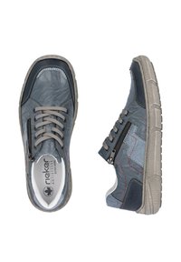 Blaue Ledersneaker mit grauen Akzenten, mit Schnürung und Reißverschluss, strukturierten Sohlen und roten Steppdetails.