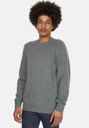 Grauer gestrickter Pullover mit Rundhalsausschnitt, gerippten Bündchen und Saum sowie einem kleinen Logo-Detail. Er zeichnet sich durch eine weiche Textur und eine entspannte Passform aus.