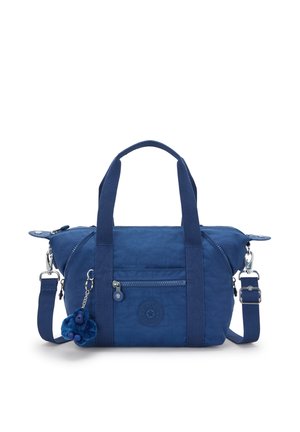 Blaue Stoffhandtasche mit zwei kurzen Griffen, abnehmbarem Riemen, Frontreißverschlusstasche und einem flauschigen Pomponschlüsselanhänger. Rundes Logodetail.