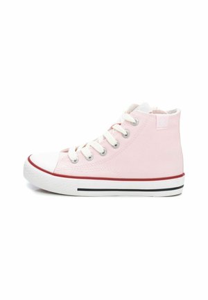 Zapatilla alta de lona rosa con puntera de goma blanca, acentos rojos en la suela y ojales plateados. Presenta cordones blancos y una tela texturizada.
