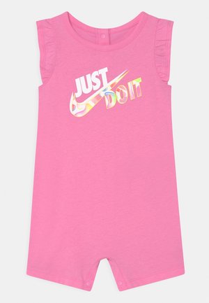 Vauvan vaaleanpunainen hihaton potkupuku, jossa röyhelöyksityiskohtia ja etupuolella monivärinen "Just Do It" -teksti sekä Nike-logo. Alaosassa nepparikiinnitys.