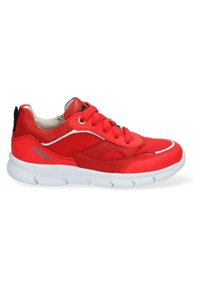 Rode sportieve schoenen met een mesh bovenwerk, ontworpen met witte accenten, een ronde neus en een gewatteerde witte zool voor comfort. Details in de zwarte hiel.