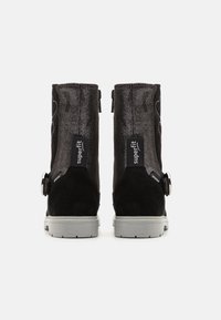 Botines de ante negro con un acabado brillante, suela de goma gris, cremallera lateral y marca en la lengüeta del talón para una fácil identificación.
