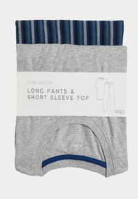 Completo in cotone costituito da pantaloni lunghi grigi e una maglietta a maniche corte con un colletto a righe blu navy e blu. Imballato con un'etichetta.