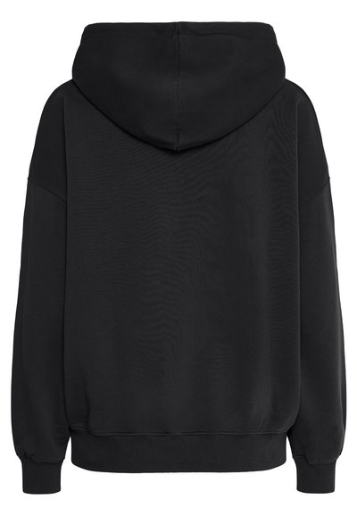 Černá mikina s kapucí, hladkým povrchem, spadlými rameny, žebrovanými manžetami a uvolněným střihem. Na zadní straně nejsou viditelné žádné grafické detaily.