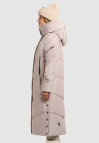 Cappotto imbottito lungo, rosa pallido, con cappuccio, dotato di tasca con zip, design oversize, bottoni a pressione e dettagli di marca sulle maniche.